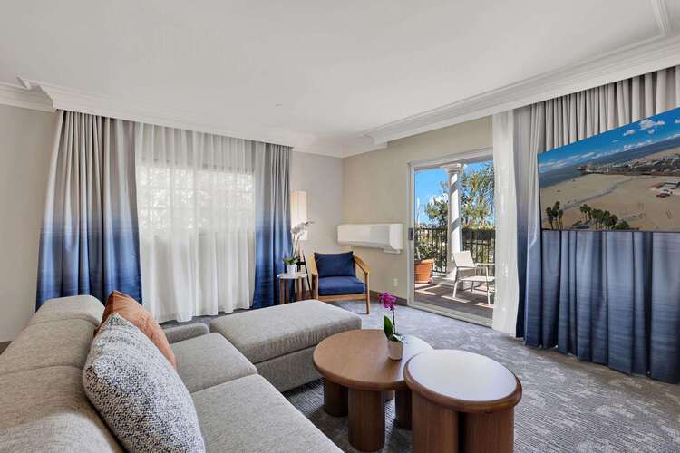 Balcony City View guest room seating area